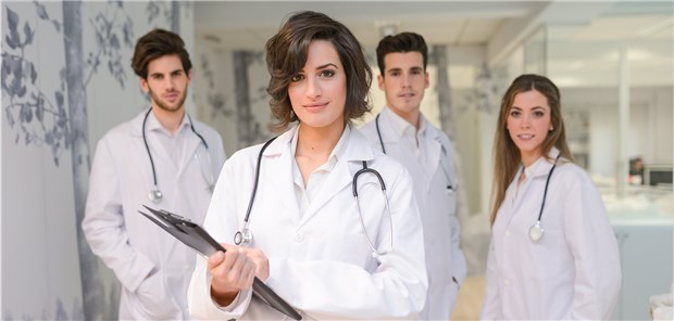 Nach der Kliniklaufbahn zieht es viele junge Ärzte zunächst in Anstellung oder Teilzeit in die Praxen.