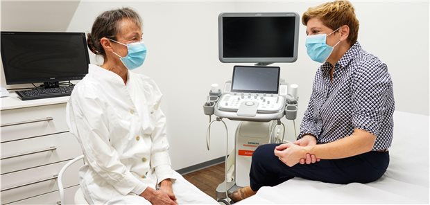 Nach der Medikamentengabe noch zur Beobachtung in der Praxis bleiben: Die Fachinformationen etlicher innovativer Arzneimittelwirkstoffe sehen das vor.