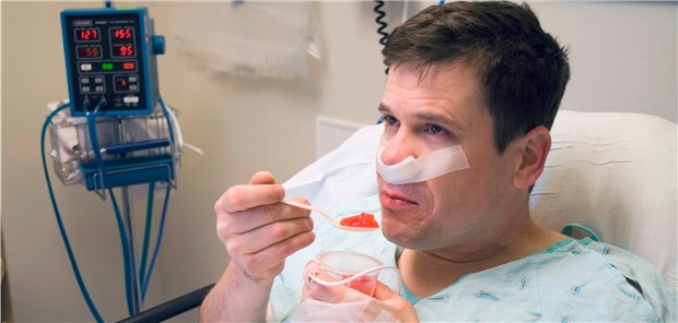 Nach der Nasenpolypen-Op. Experten hoffen, durch eine Pharmakotherapie die Notwendigkeit solcher Eingriffe reduzieren zu können. (Symbolbild mit Fotomodell) 