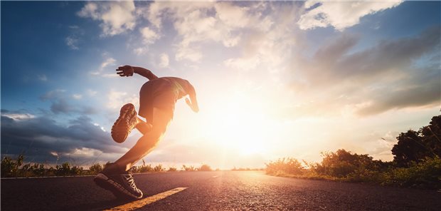 Sprinter läuft auf einer Straße.