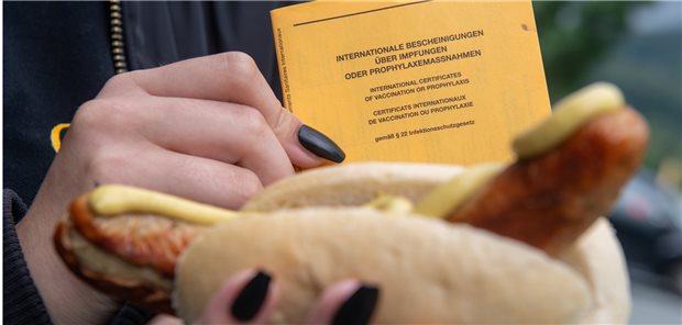Mit dem Shuttle von der Schule ins Corona-Impfzentrum Impfaktion: Sachsen bot jedem, der sich mit dem Impfstoff von BioNTech impfen ließ, im Anschluss eine kostenlose Bratwurst an.