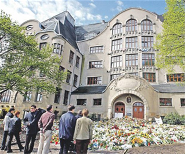 Amoklauf an Erfurter Gymnasium Nach der Tat werden zum Gedenken an die Opfer unzählige Blumen vor dem Gutenberg-Gymnasium abgelegt.