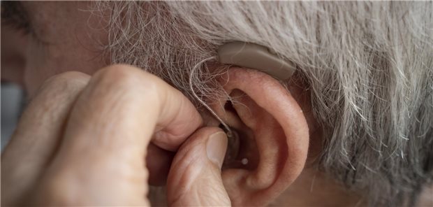 Nach der Untersuchung von Choi et al. war die Mortalität von Personen, die kein Hörgerät trugen, verglichen mit der Mortalität von Personen mit regelmäßigem Hörgerätegebrauch signifikant um 24 Prozent erhöht. Kein signifikanter Unterschied in der Mortalität (7 Prozent) ergab sich bei unregelmäßigem Gebrauch der Hörhilfen.