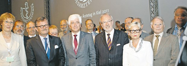 Drei Präsidenten - und ein harter Arbeits-Ärztetag Nach der Wahl: Die neue Spitze der Bundesärztekammer - im zweiten Wahlgang bekam Frank Ulrich Montgomery (2. v. l.) eine Mehrheit.