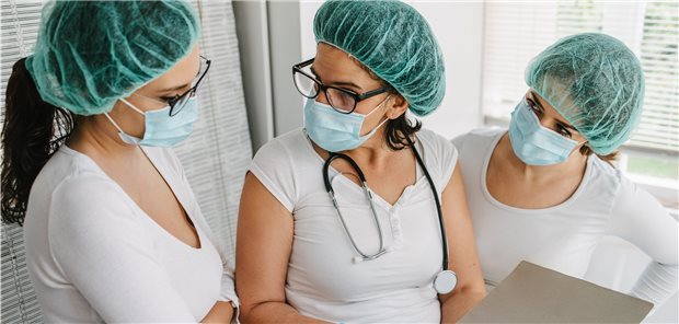 Mehr Azubis starten Pflege-Ausbildung Nach der Zusammenführung der drei bisherigen Pflegeberufe in den Bereichen „Altenpflege“, „Gesundheits- und Krankenpflege“ und „Gesundheits- und Kinderkrankenpflege“ gibt es mehr neue Auszubildende in der Pflege (Symbolbild).