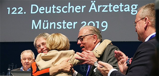 Trubel und Jubel Nach der gewonnen Wahl liegen sich Dr. Heidrun Gitter (v.l.), Dr. Ellen Lundershausen und Dr. Klaus Reinhardt in den Armen. Zur Bildergalerie einfach aufs Bild klicken!