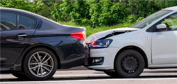 Auffahrunfall, die Motorhaube des hinteren Autos ist eingedrückt