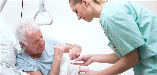 Nach einem Klinikaufenthalt lohnt sich bei älteren Patienten ein Blick auf die Medikationsliste: In einer Studie zeigten sich nachteilige Auswirkungen auf die Gesundheit besonders bei in der Klinik neu verordneten Medikamenten (Symbolbild).
