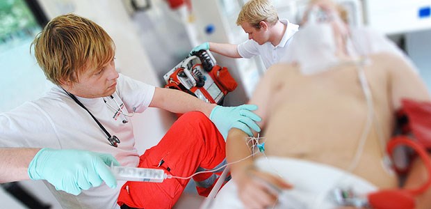 Auch Lyse sechs Stunden nach Infarkt hilft Nach einem Schlaganfall gilt es, keine Zeit zu verlieren. Von einer Lyse auch sechs Stunden nach dem Infarkt können bestimmte Patienten profitieren, zeigten schwedische Forscher.