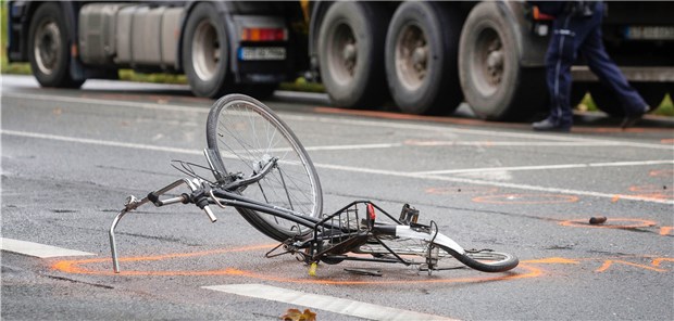 Mehr Unfälle, weniger Tote und Verletzte Nach einem Unfall liegt ein zerstörtes Fahrrad auf der Landstraße. 158 Radfahrer haben im Zeitraum Januar bis Juni 2019 ihr Leben durch Verkehrsunfälle auf deutschen Straßen verloren.