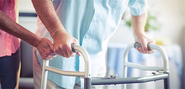 Wenn Gelähmte (fast) wieder gehen Nach einem intensiven Training unter der Stimulation gelang es Patienten, mit einem Gehrahmen wieder einige Schritte selbstständig zu gehen.
