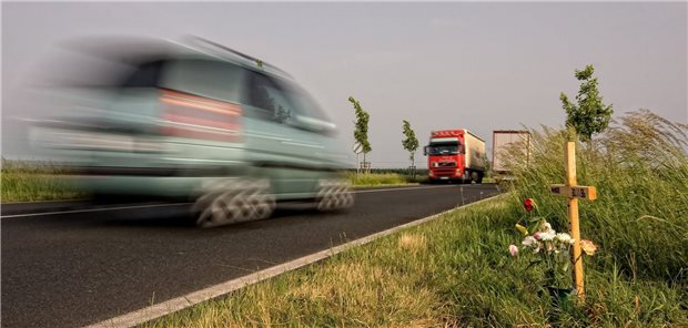 Hinterbliebenengeld allein für seelisches Leid Nach einem plötzlichen Tod haben Angehörige ein Recht auf Hinterbliebenengeld, bestätigt das Oberlandesgericht Koblenz. Im konkreten Fall ging es um einen Verkehrsunfall.