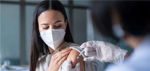 Nach einer COVID-Impfung haben sich in einer Studie weder bei Frauen noch bei Männern Parameter wie Spermienqualität oder die Qualität der Eizellen verändert.