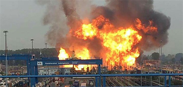 Leben mit dem Risiko vor der Haustür Nach einer Explosion brennt es am 17.10.2016 auf dem Gelände des Chemiekonzerns BASF in Ludwigshafen (Rheinland-Pfalz).