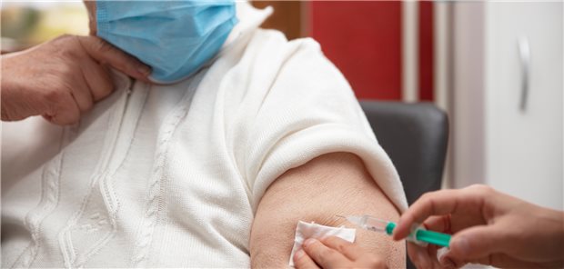 Nach einer Impfung gegen COVID-19 lohnt sich wohl für bestimmte Patienten eine Methotrexat-Pause.
