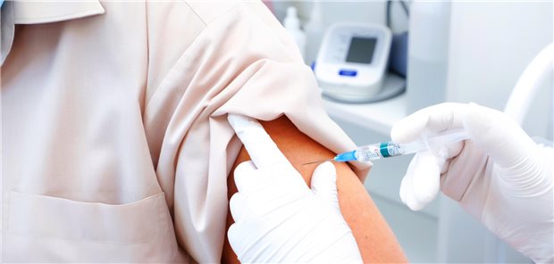 Nach einer Impfung mit Comirnaty  bekam ein Mann eine Unterschenkelvenenthromobose. Er klagte. (Symbolfoto)