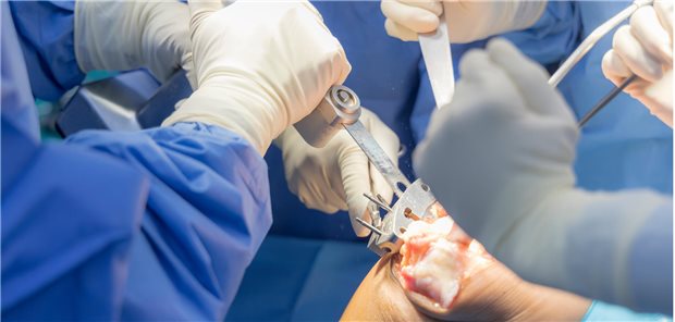 Nach einer Knie-TEP besteht besonders in den ersten drei Monaten nach dem Eingriff die Gefahr einer gram-positiven Infektion des Prothesengelenks.