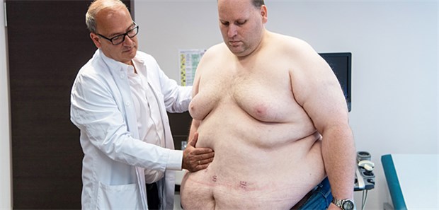 Fettleibige in Deutschland erhalten zu selten Magen-Op Nach einer Magen-Operation lässt sich ein Patient im Deutschen-Adipositas Zentrum im Klinikum Sachsenhausen in Frankfurt von einem Arzt untersuchen.