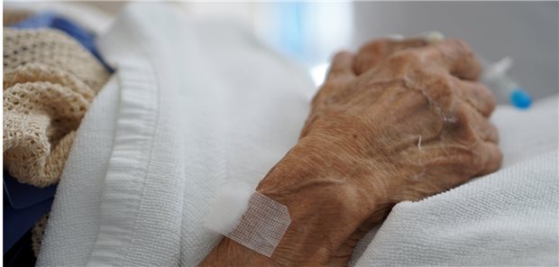 Nach einer Op hatten Patienten mit Demenz in einer Studie ein höheres Risiko, zu sterben oder nach dem Klinikaufenthalt nicht zurück nach Hause entlassen zu werden.