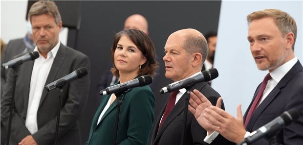 Das plant die Ampelkoalition im Bereich Gesundheit Nach erfolgreicher Sondierungswoche (v.l.n.r): Robert Habeck und Annalena Baerbock, Bundesvorsitzende von Bündnis 90/Die Grünen, SPD-Kanzlerkandidat Olaf Scholz und FDP-Chef Christian Lindner am Freitag in Berlin.