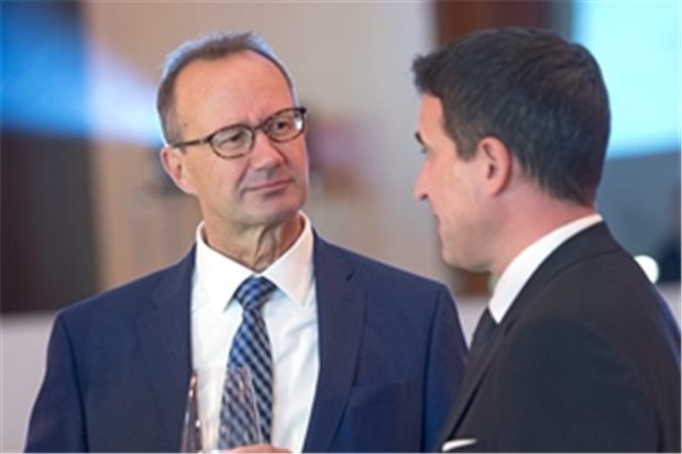 Ein Abend über Revolutionen Nach getaner Arbeit: Lothar Kuntz, einer der Organisatoren der Gala, mit Fabian Kaufmann (beide Springer Medizin).