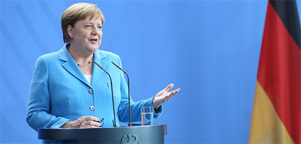 Sorgen um Merkels Gesundheitszustand Nach ihrer dritten Zitterattacke beantwortet Angela Merkel lächelnd die Fragen zu ihrer Gesundheit.