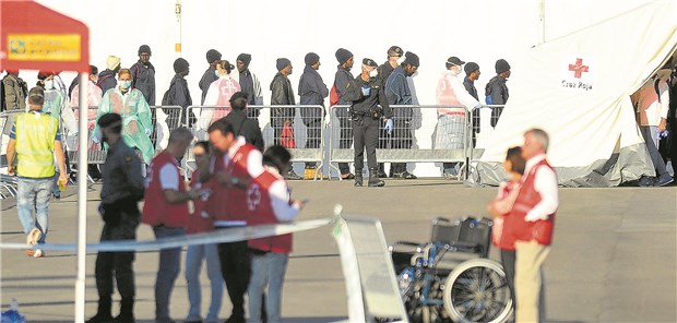 Spanische Regierung reaktiviert die universelle Gesundheitsversorgung Nach langer Irrfahrt auf dem Mittelmeer durften die Flüchtlinge auf dem Rettungsschiff „Aquarius“ schließlich in Spanien landen und wurden medizinisch versorgt.