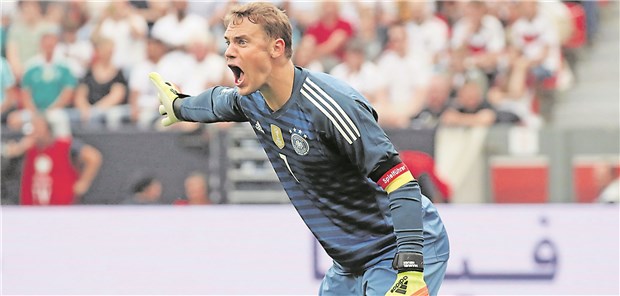 Der Hoffnungsträger mit den Titanplatten Nach langer Verletzungspause wieder obenauf: Manuel Neuer ist mit seiner Routine ein großer Rückhalt für das deutsche Team.