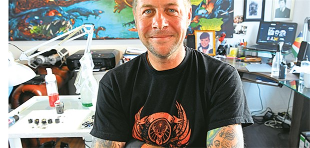 Polizei lockert Tattoo-Bestimmungen Nach mehr als 20 Jahren Tätigkeit bei der Polizei hat sich Andreas Fengler als Tätowierer in Hannover selbstständig gemacht. Als er noch im Dienst war, bedeckte er seine tätowierten Unterarme mit einem langen Hemdärmel.