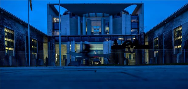 Nach sechsstündiger Nachtsitzung des Koalitionsausschusses: Blick auf das Kanzleramt im Morgengrauen.