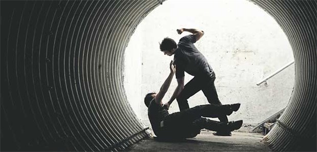 Das macht Menschen gewalttätig Nach traumatischen Erlebnissen können auch gesunde Menschen gewaltbereiter sein.