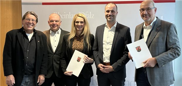 Rheinland-Pfalz fördert zwei mobile KV-Praxen Nachdem unlängst noch Dissens zwischen KV-Vorstand und Gesundheitsminister Clemens Hoch (2.v.r.) wegen der Schließung mehrerer Bereitschaftspraxen bestand, herrscht jetzt wieder eitel Sonnenschein. Hoch (SPD) übergab am Mittwoch den Förderbescheid für zwei mobile Praxen an den Vorstand der KV Rheinland-Pfalz, Dr. Peter Heinz (r.), Dr. Andreas Bartels (l.) und Peter Andreas Staub (2.v.l.) sowie die Leiterin der Abteilung Sicherstellung der KV RLP, Dr. Nadja Moreno.