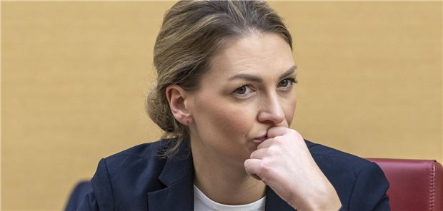 Bayern fordert Nachbesserungen beim E-Rezept Nachdenkliche Miene bei Judith Gerlach. Liegt‘s am E-Rezept?