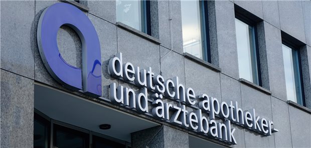 Nachedem die EZB auf die Inflation mit Zinsanhebung reagiert, ist auch bei der apoBank ein Ende der negativen Einlageverzinsung absehbar.

