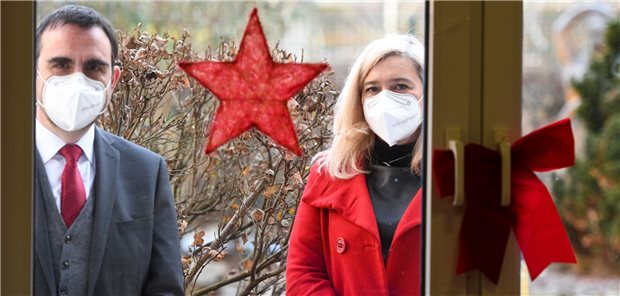 Söder wechselt Gesundheitsministerin aus Nachfolger und Vorgängerin: Klaus Holetschek und Melanie Huml (beide CSU) Ende Dezember beim Start der Impfungen in einer Seniorenresidenz.