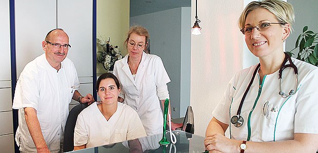 Nachfolgerin: Anna Odon (re.) in ihrer neuen Praxis mit den MFA Elke Saiger und Edwina Wehne sowie dem alten Inhaber, Dr. Wolfgang Wieland.