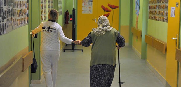 Grüne fordern mehr Beratung Nachholbedarf bei der Beratung: Pflegekraft betreut Migrantin.
