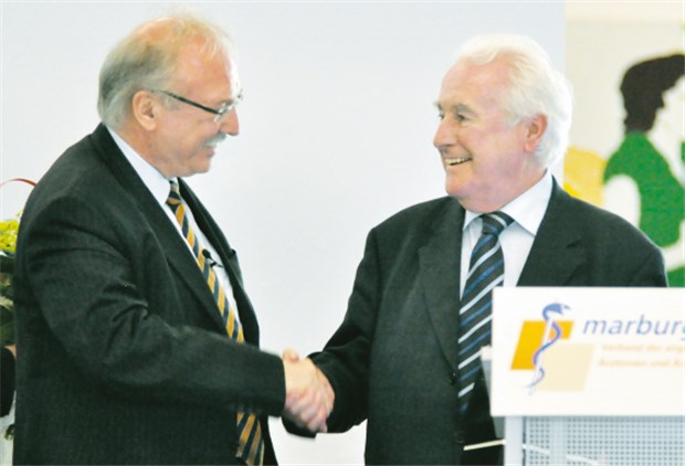 Der Marburger Bund zeigt sich kampfbereit Nachträgliche Gratulation zum Geburtstag: MB-Chef Rudolf Henke (l.) und der Ehrenvorsitzende Professor Karsten Vilmar. © Griebel