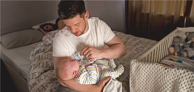 Nachtschicht – warum wachen Babys nachts auf? Ein Forscherteam hat die nächtliche Aktivität von Babys und ihre Stuhlproben anaylsiert.