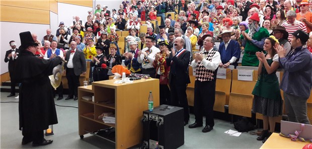 Scharfe Zunge statt Skalpell „Nachtwächter“ Adi Guckelsberger verliest seine Verse vor dem närrischen Auditorium.