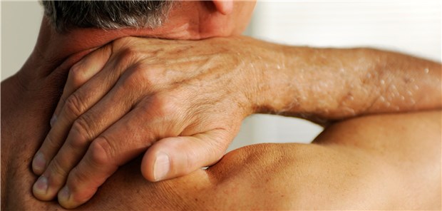 Nackenschmerz durch Crowned-Dens-Syndrom: Gefährdet sind unter anderem Menschen über 60, die akut erkrankt sind.