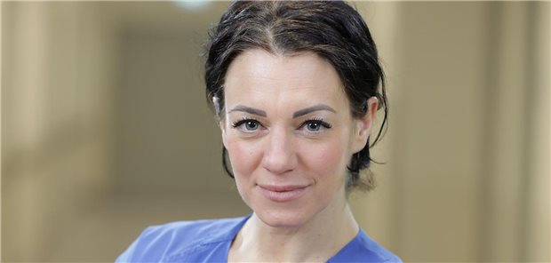 Nadine Hobuß ist examinierte Gesundheitspflegerin und Intensivpflegerin. Sie arbeitet an der Charité in Berlin-Mitte im Team der „Interdisziplinären internistischen Intensivmedizin“ und ist dort stellvertretende Pflegeleiterin.