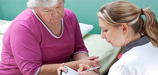 NäPA auf Hausbesuch: Ab 1. Juli können auch Facharztpraxen die Visite an qualifizierte nichtärztliche Praxisassistentinnen delegieren.