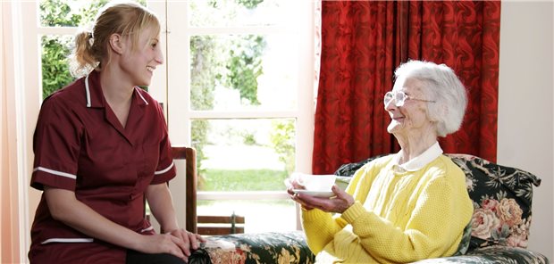 NäPa auf Hausbesuch: Auch eine Chance für MFA zu mehr Eigenständigkeit im Beruf. (Symbolbild mit Fotomodell)