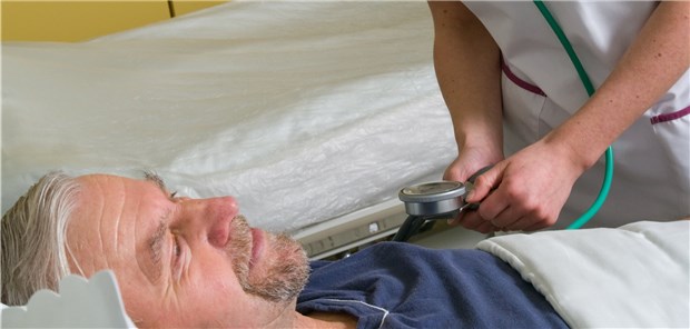 Nähe birgt Infektgefahr: Medizinisches Personal sollte gegen Grippe geimpft sein.