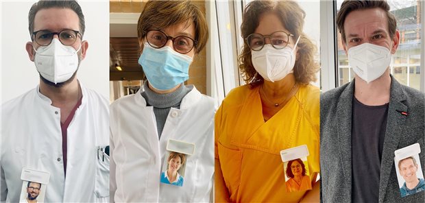 Klinik-Mitarbeiter zeigen Gesicht trotz COVID-19-Maske Nähe stiften: Klinik-Mitarbeiter mit Maske und Porträt-Foto.