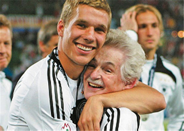 "Ein wunderbarer Start für die deutsche Mannschaft, da kommt noch mehr!" Nah dran an den Spielern: Adolf Katzenmeier, hier mit Lukas Podolski.
