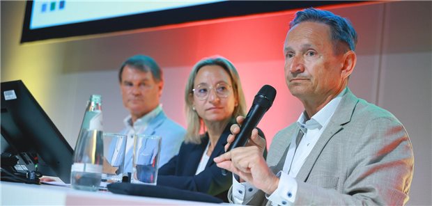 Das Foto zeigt drei Teilnehmer einer Diskussionsrunde beim Hauptstadtkongress.