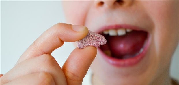 Nahrungsergänzungsmittel für Kinder: Hilft viel auch viel? Nahrungsergänzungsmittel für Kinder kommen oft in Form von Süßigkeiten daher. Sie können leicht überdosiert werden.