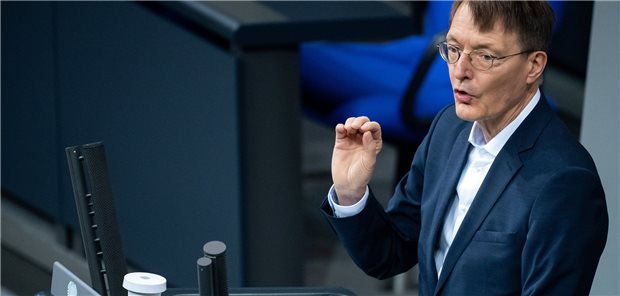 Begrenzte Corona-Impfpflicht gilt ab Mitte März Nannte es „in keiner Weise akzeptabel, dass in einer Einrichtung Menschen sterben, weil Ungeimpfte dort arbeiten“: Bundesgesundheitsminister Karl Lauterbach (SPD) am Freitag im Bundestag.